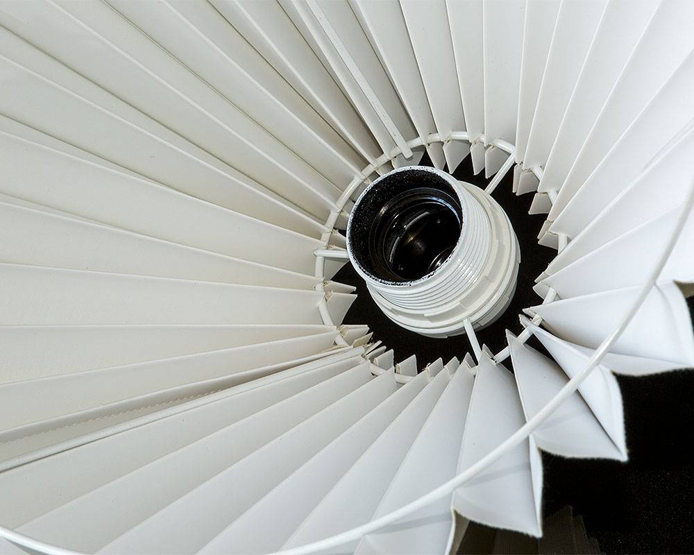 Plisséskærm i hvid hørstof sidelængde 21cm til læselampe - til E27 fatning med omløbsringe