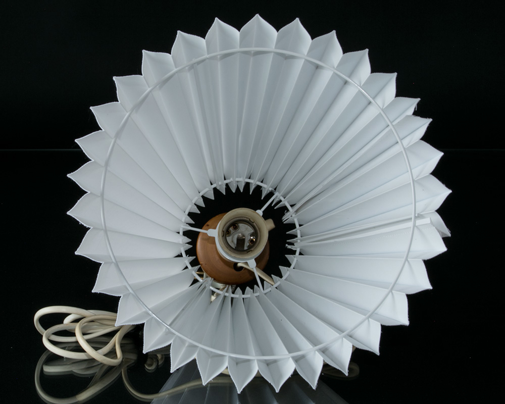 Plisséskærm i hvid hørstof sidelængde 21cm til læselampe - Til E27 fatning med reces Ø34mm