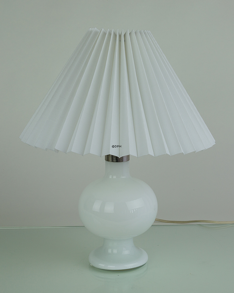 Plissé lampeskærm i hvid chintz stof, sidelængde 25cm