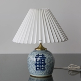 Pleated lamp shade of white chintz fabric, sidelength 27cm