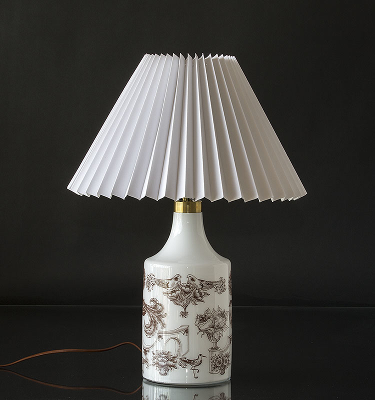 Plissé lampeskærm i hvid chintz stof, sidelængde 27cm