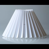Pleated lamp shade of white chintz fabric, sidelength 30cm