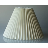 Plissé lampeskærm i off white chintz stof, sidelængde 35cm
