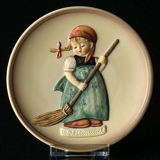 Hummel Little homemakers No. 1 Girl with Broom