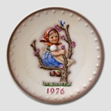 Årsplatte, Hummel 1976 med pige i træ med fugl