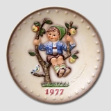 Hummel Annual plate 1977 with boy in tree with apples and bird