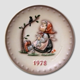 Hummel Annual plate 1978 with girl knitting and singing with the birds