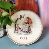 Hummel Annual plate 1978 with girl knitting and singing with the birds