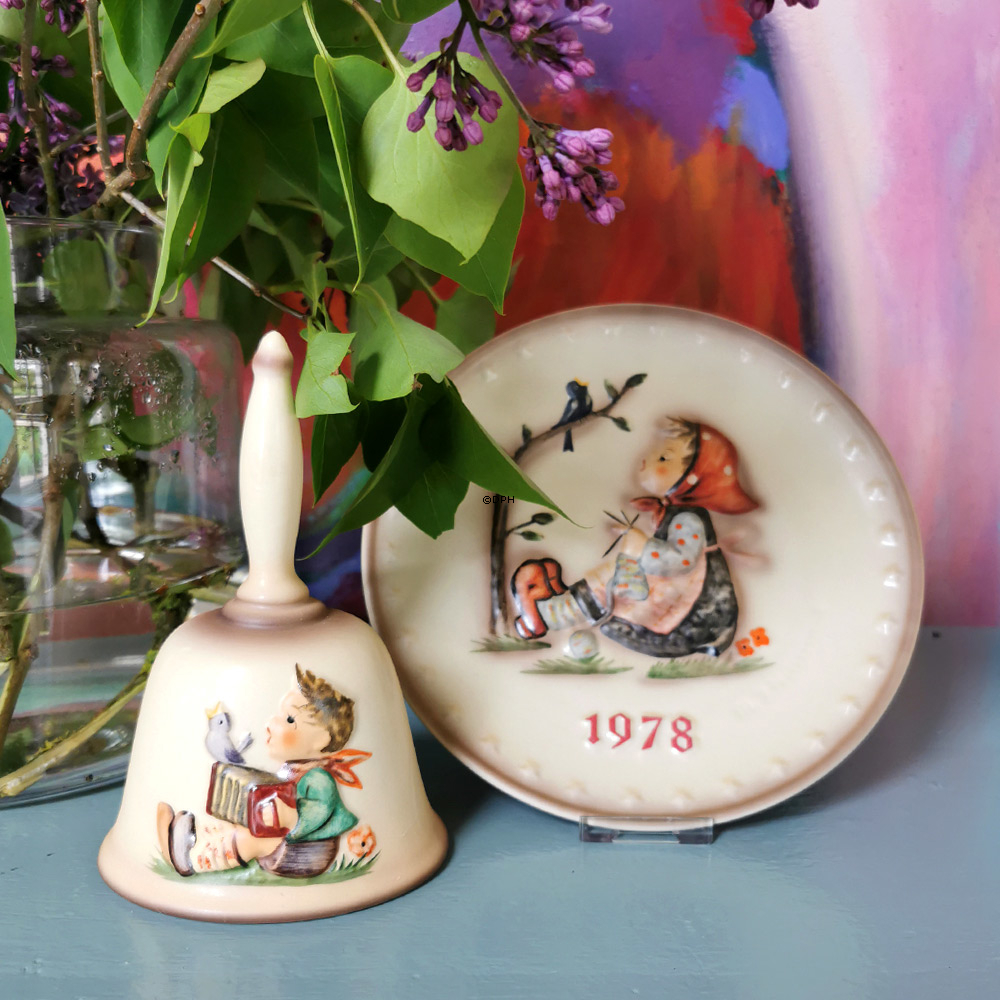 Årsplatte, Hummel 1978 med pige, der strikker og synger med fuglene