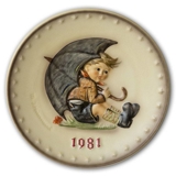 Hummel Annual Plate 1981 Boy sitting with Umbrella