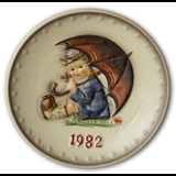 Hummel Annual Plate 1982 Girl under the cover of an umbrella