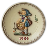 Hummel Annual plate with girl with basket of apples.