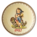 Hummel Annual plate 1987 Girl feeding chickens