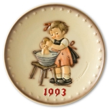 Hummel Jahresteller 1993 Mädchen wäscht Puppe