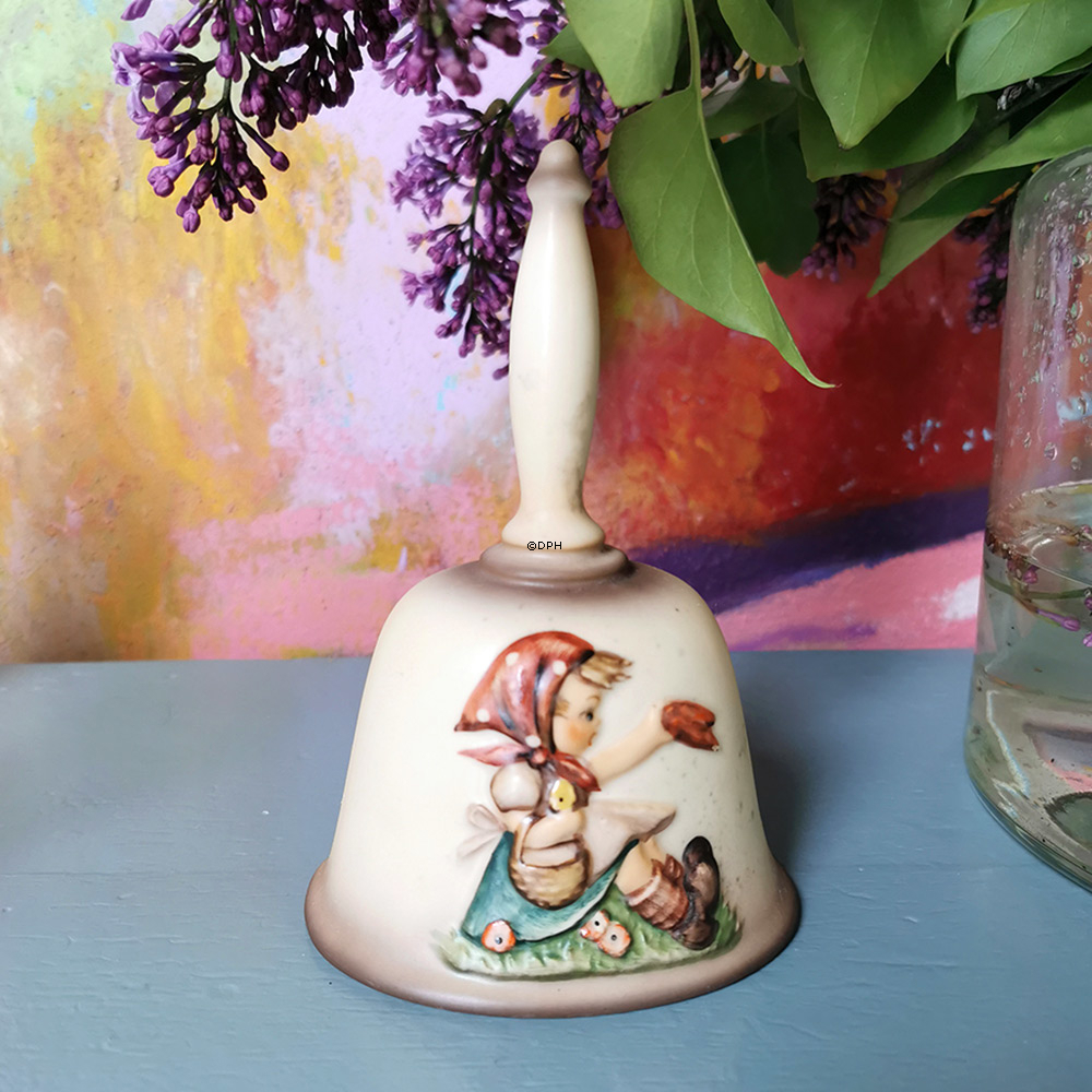 Hummel årsklokke 1979 Pige sidder med kurv