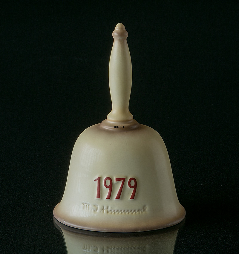 Hummel årsklokke 1979 Pige sidder med kurv