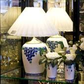 Bordlampe, hvid med blå blomster
