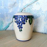 Vase, weiß mit blauer Blume