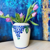 Vase, hvid med blå blomst