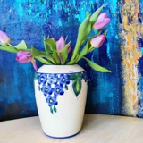 Vase, weiß mit blauer Blume