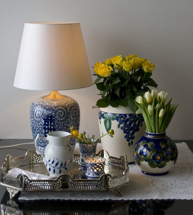 Vase, hvid med blå blomst