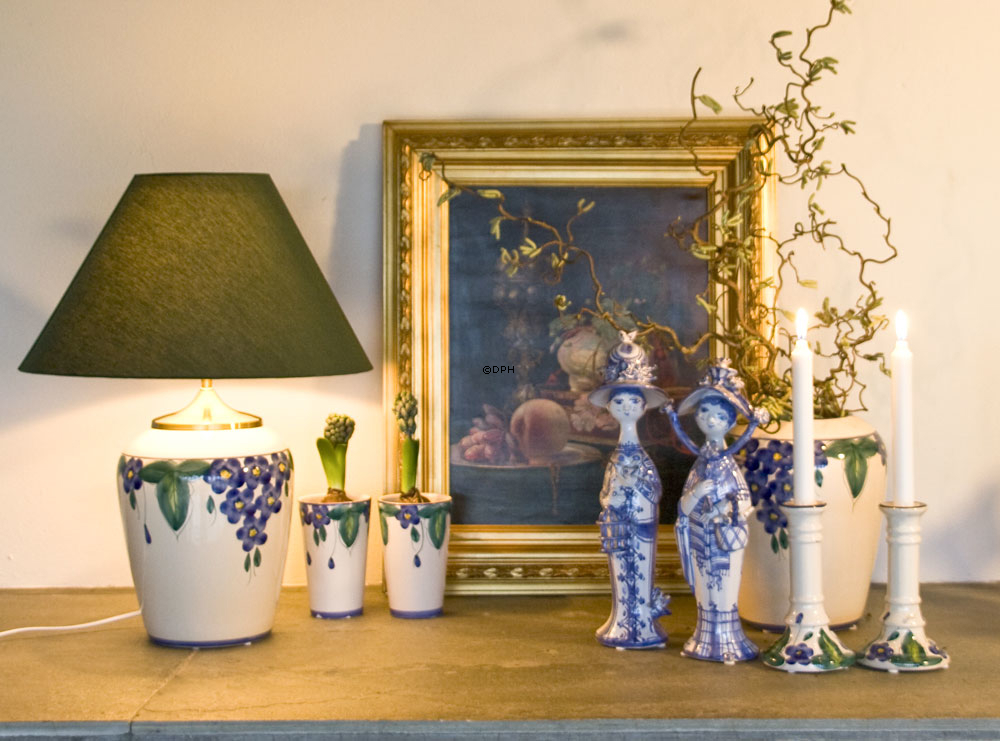 Vase, hvid med blå blomst