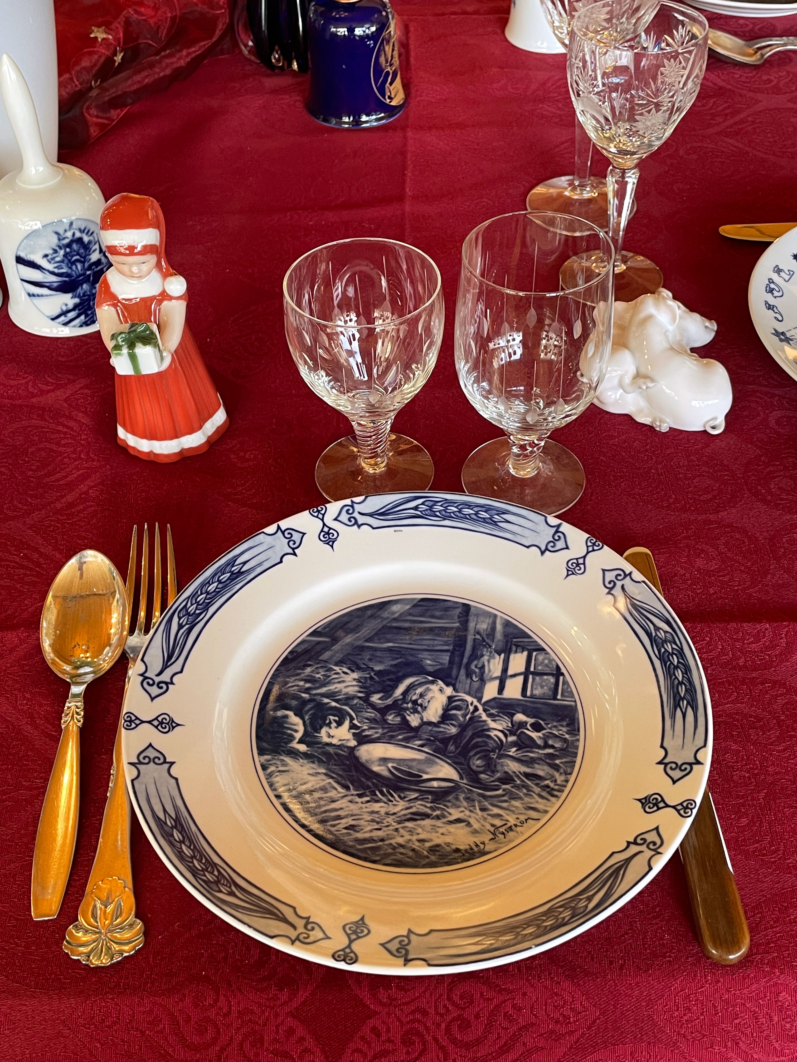 1973 Jenny Nystrøm Juletallerken/Juleplatte, nisse og kat sover