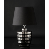Sort bordlampe med elegante sølvstriber og skærm
