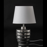Grå bordlampe med elegante sølvstriber og skærm