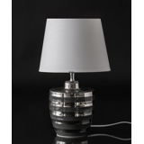 Grå bordlampe med elegante sølvstriber og skærm