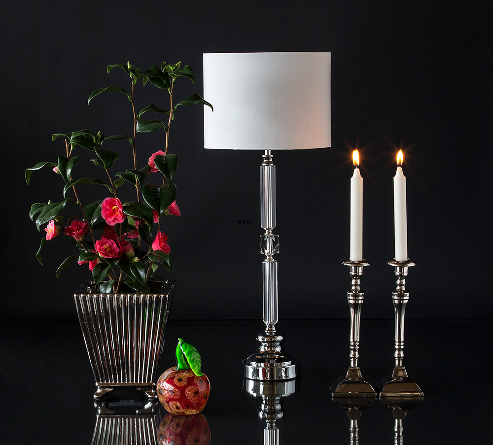 Bordlampe i krom/sølv og krystal med rund skærm