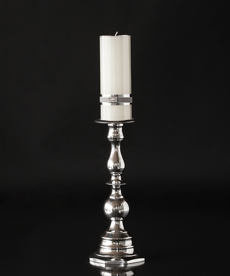 Lysestage i aluminium med runde former.