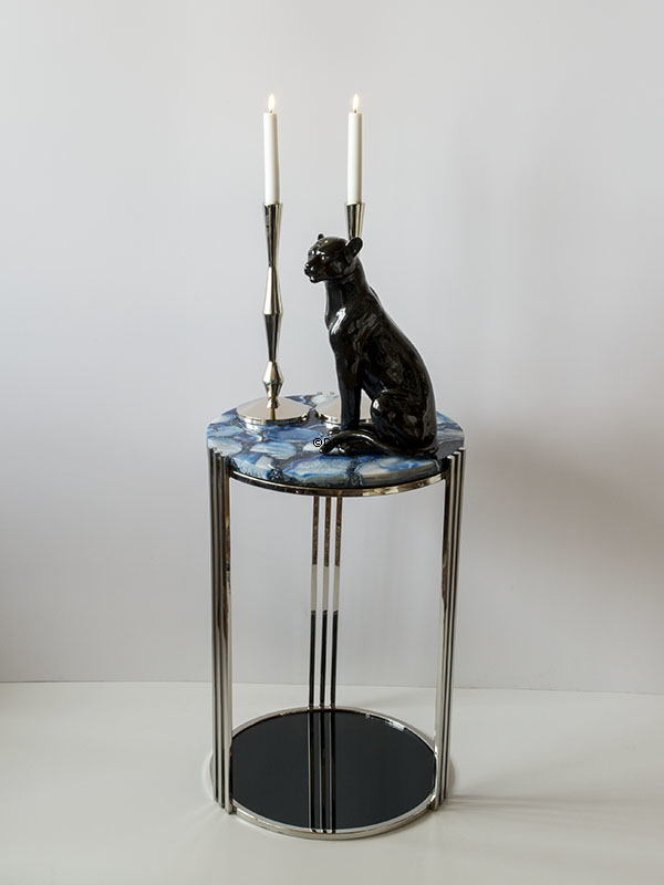 Leopard i sort siddende