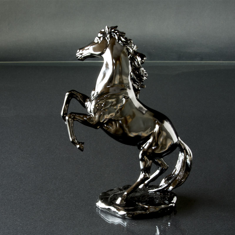 Stejlende hest i sort