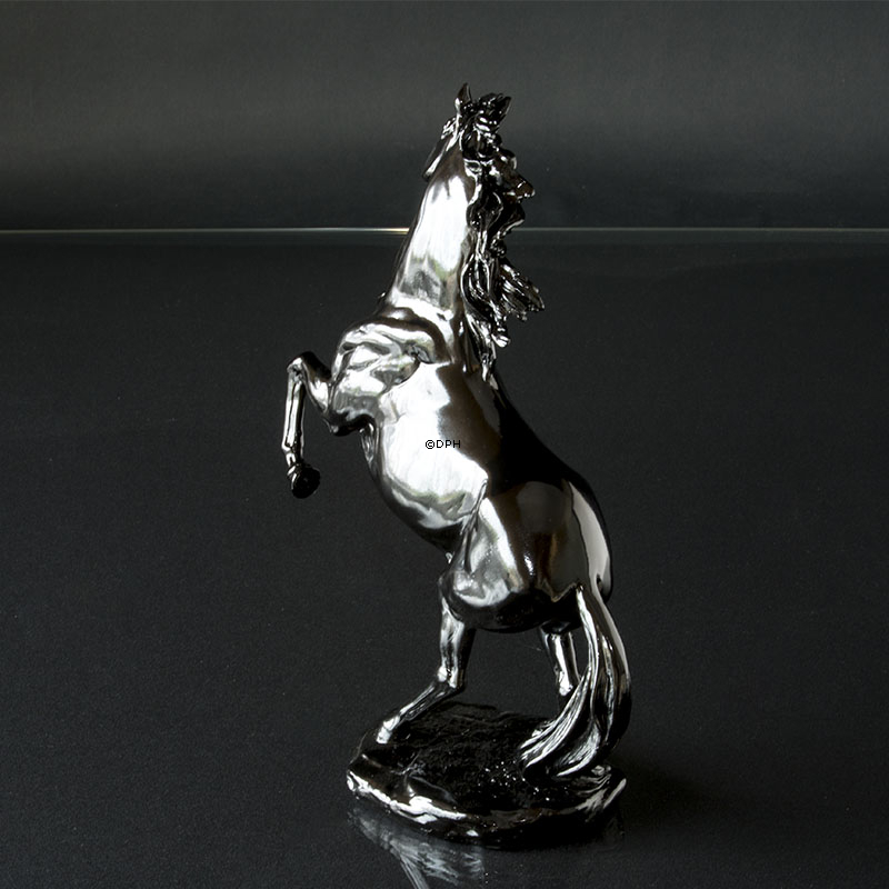 Stejlende hest i sort