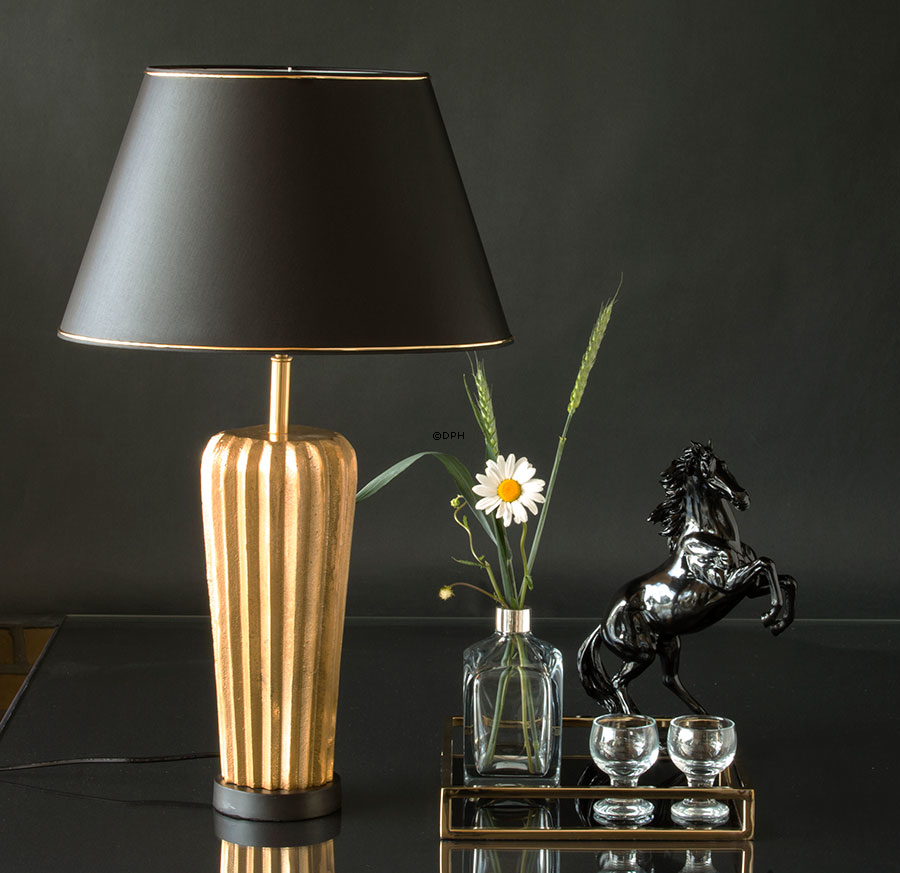 Stejlende hest i sort