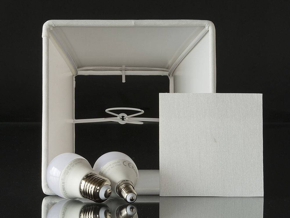 Firkantet lampeskærm 18 cm i højden, hvid silke (Vedr. 2. sortering - se beskrivelse)