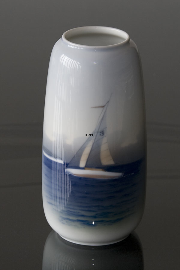 Lyngby porcelæns vase med sejlskib - Denmark Copenhagen nr. 130-2-56