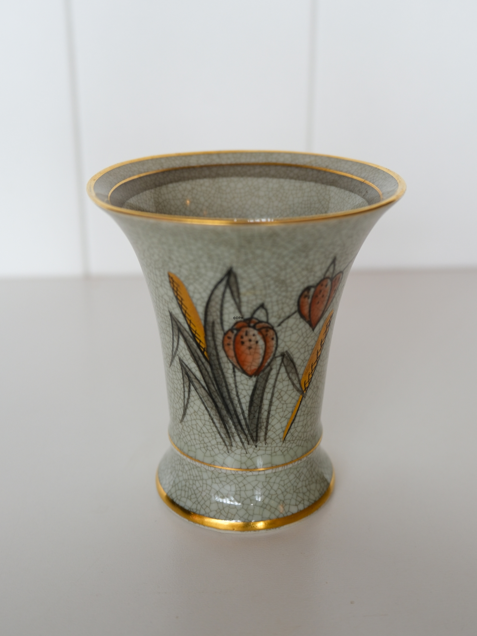 Københavns Porcelænsmaleri krakkeleret vase med orange blomst nr. 26-4-3018