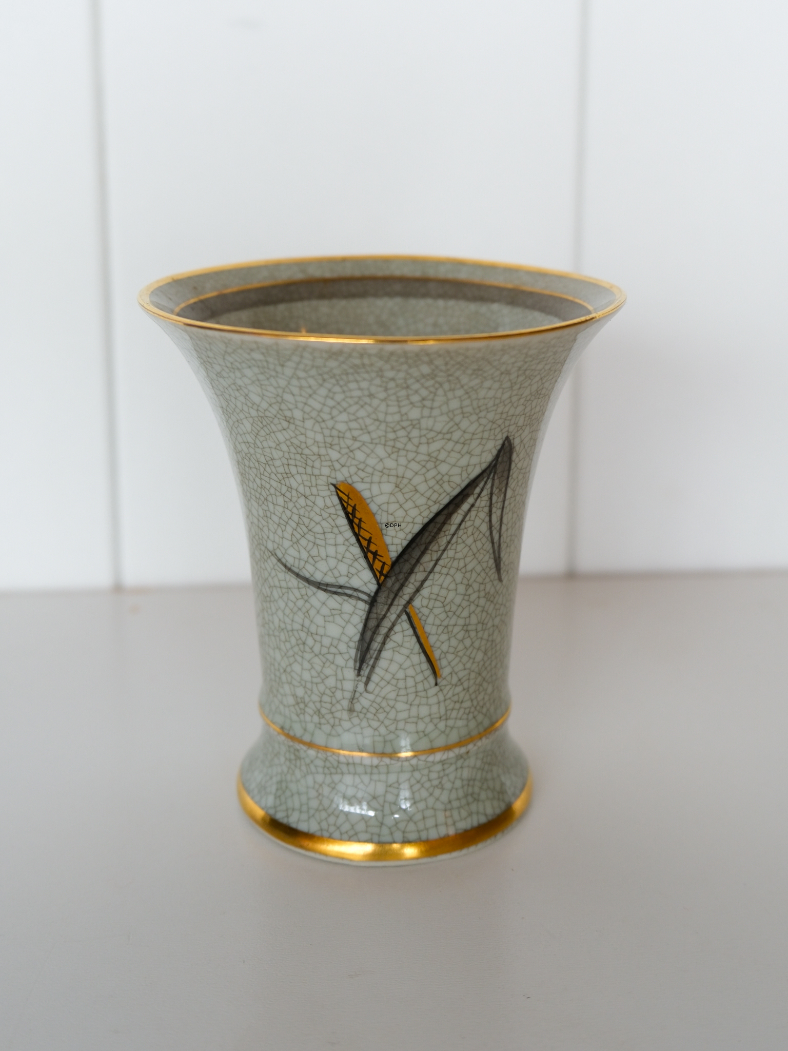 Københavns Porcelænsmaleri krakkeleret vase med orange blomst nr. 26-4-3018