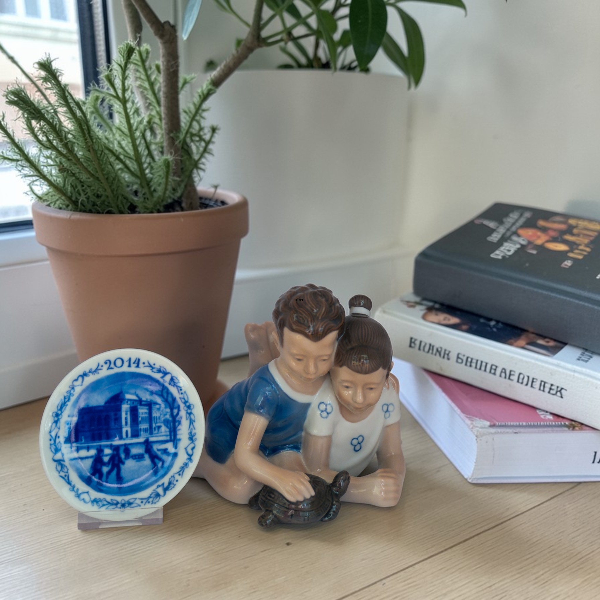 Lyngby figur nr. 4 af pige og dreng med skildpadde