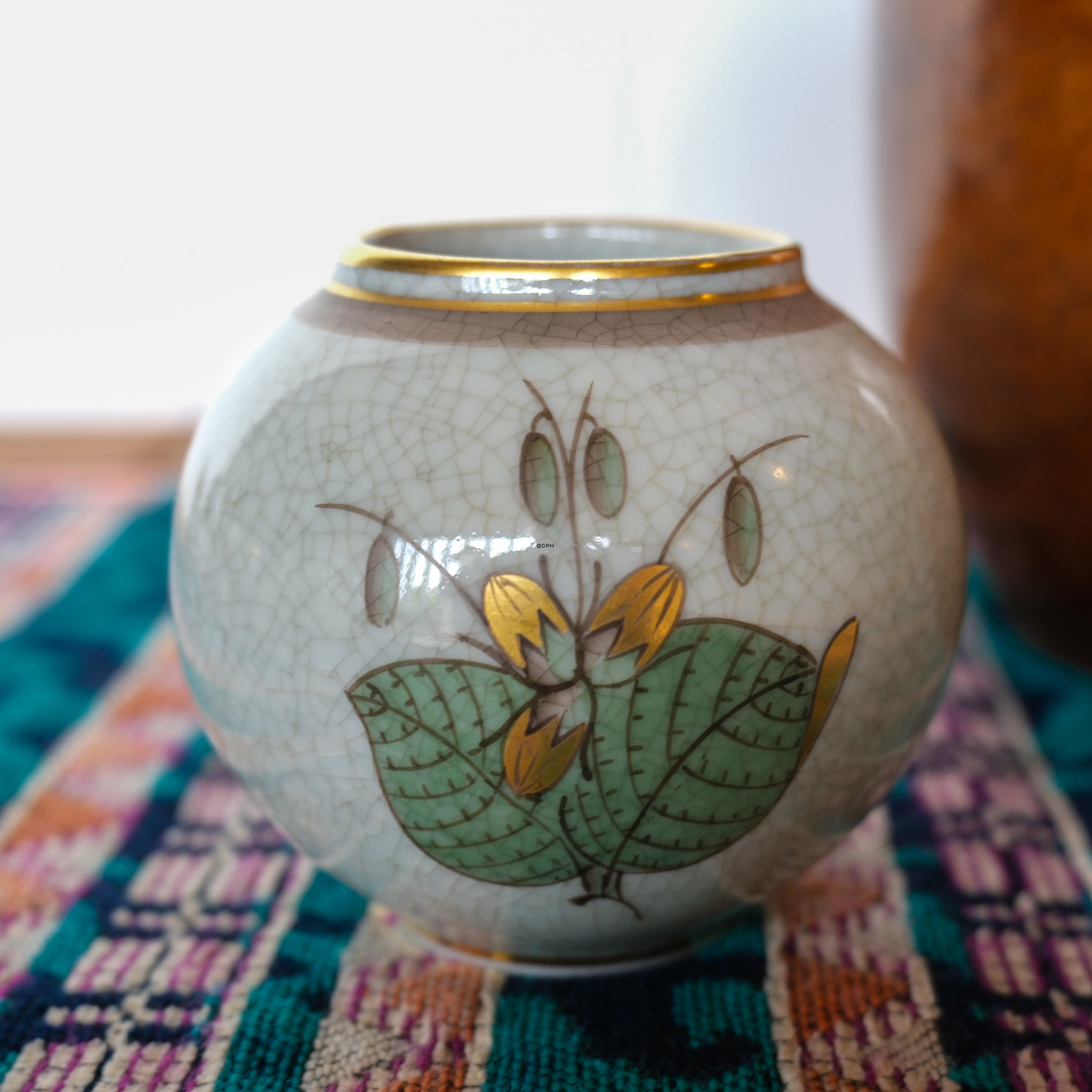 Lyngby krakkeleret vase med blomst nr. 72-1-3017