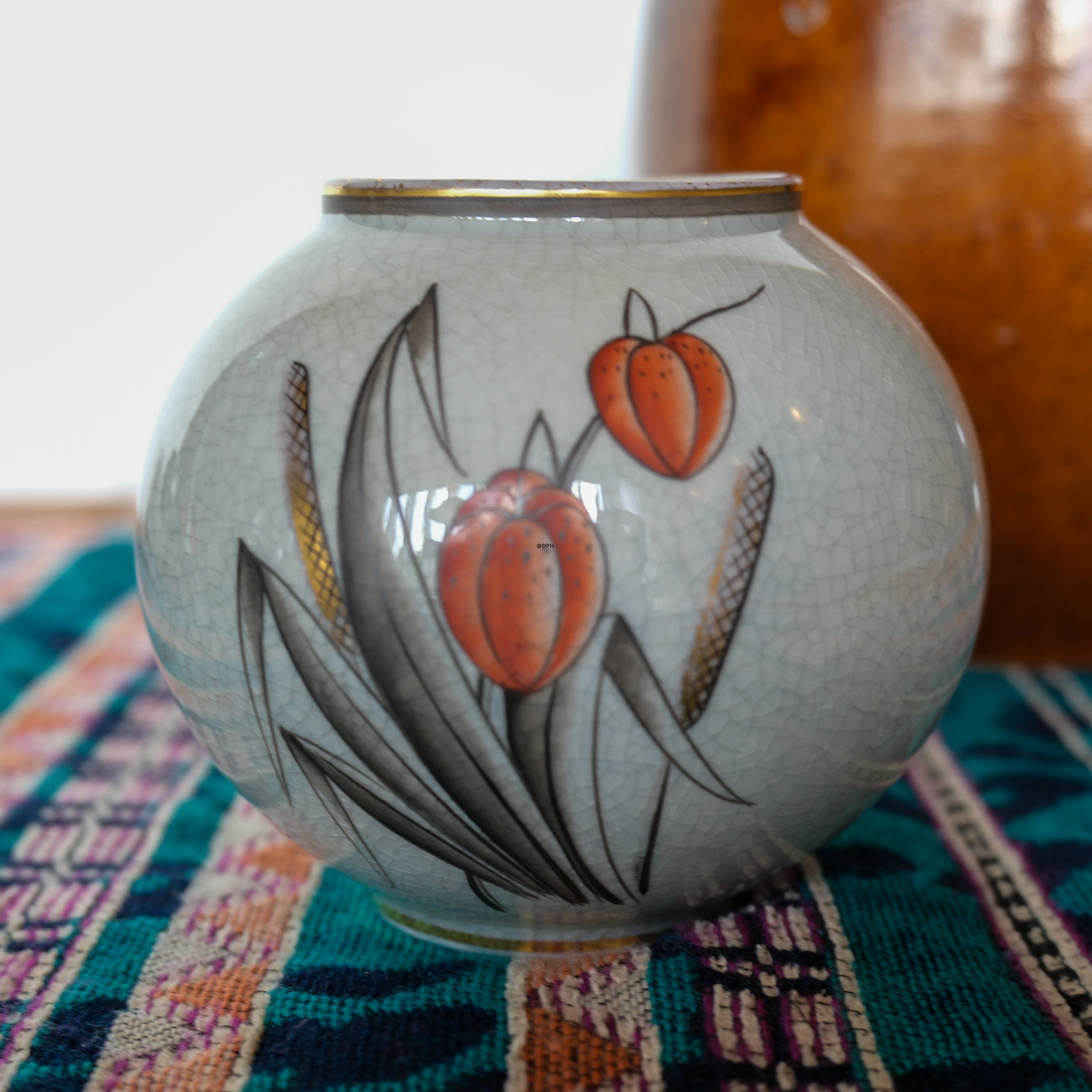 Lyngby krakkeleret vase med orange blomst nr. 72-2-3018