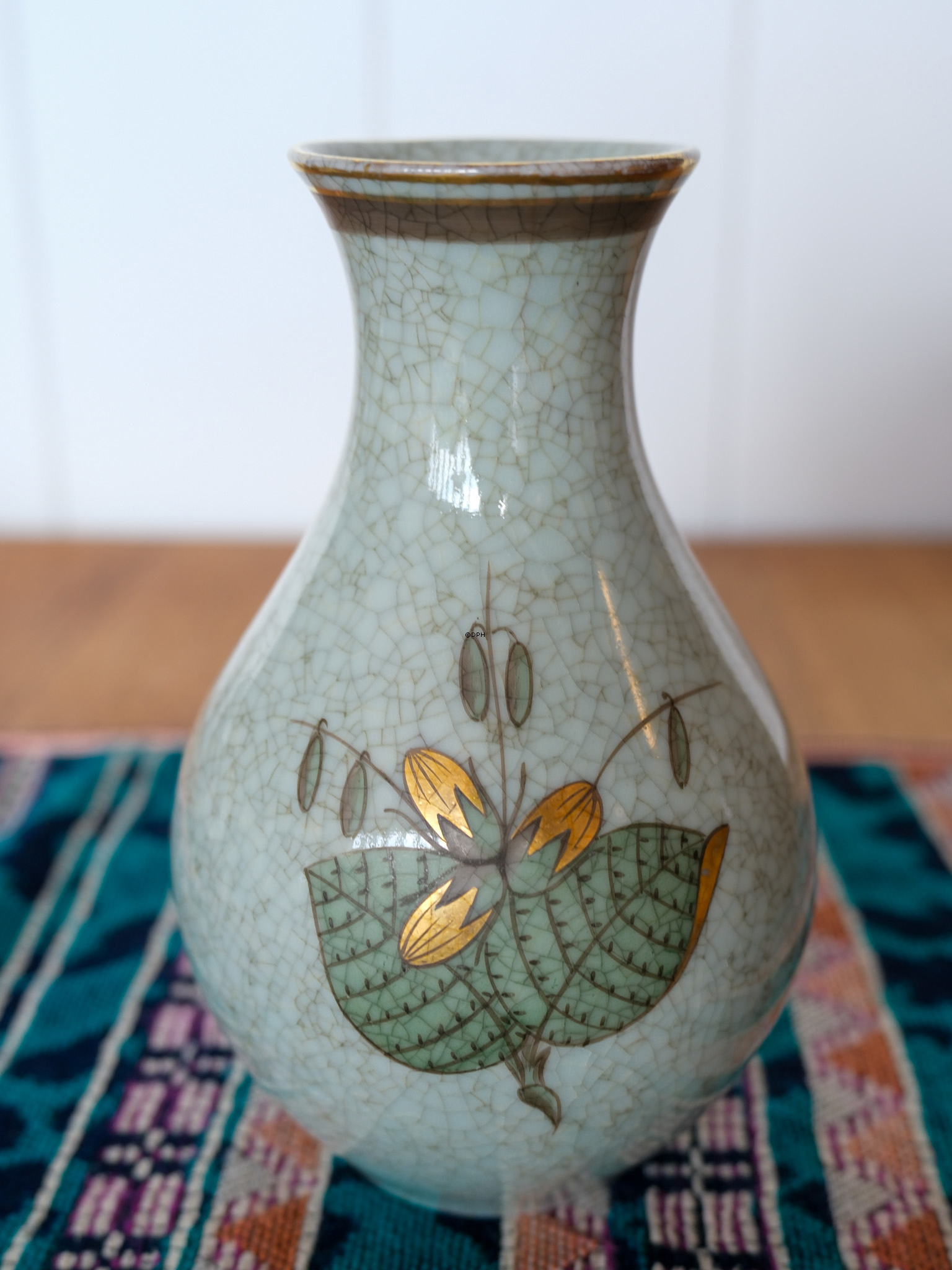 Lyngby krakkeleret vase med grøn blomst nr. 73-2-3017