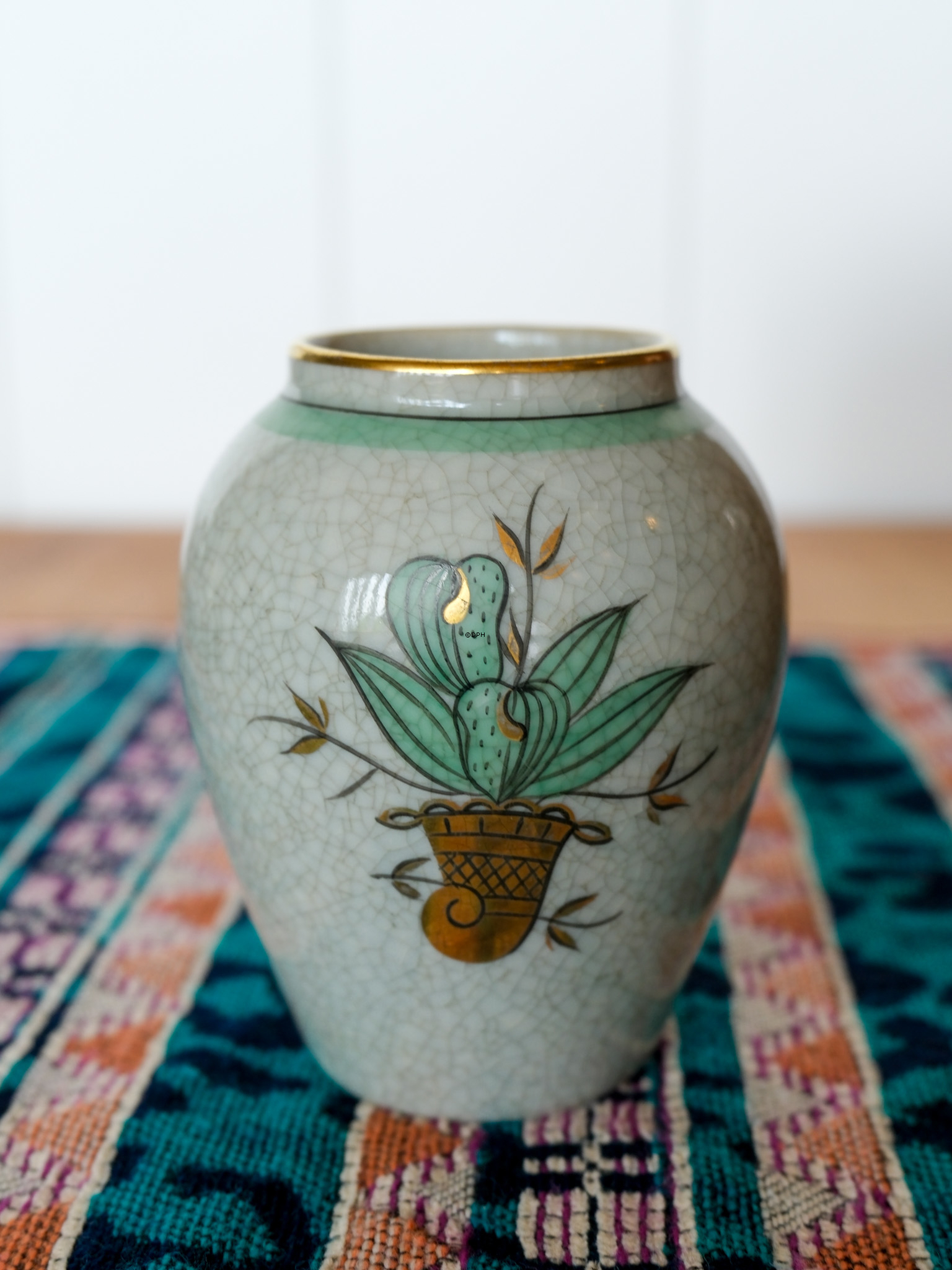 Lyngby krakkeleret vase med grøn blomst nr. 74-1-3028