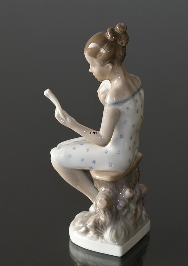 Siddende pige med brev - Pigedrømme, Lyngby Porcelæn - KPM - Copenhagen Denmark