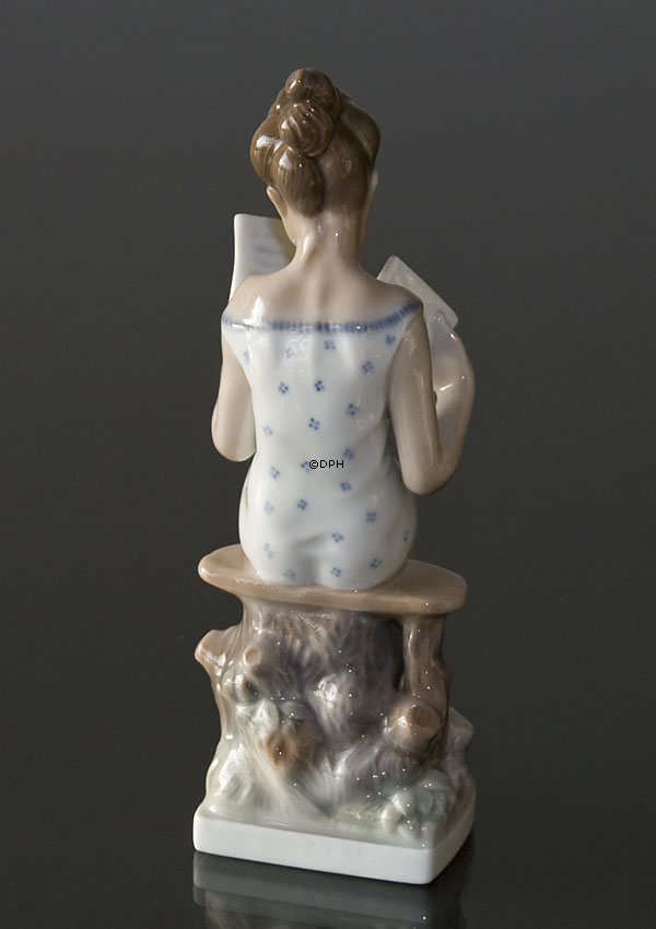 Siddende pige med brev - Pigedrømme, Lyngby Porcelæn - KPM - Copenhagen Denmark