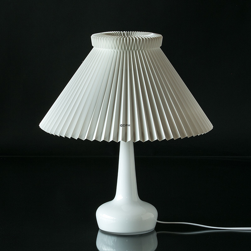 Le Klint 311 bordlampe af blankt hvidt glas, Gammel lampe