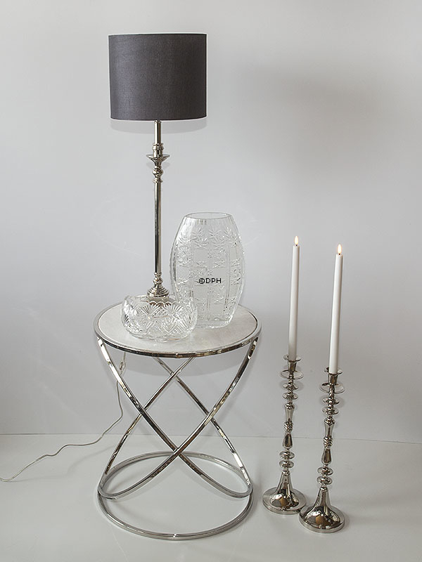 Rundt bord med bordplade af hvid sten