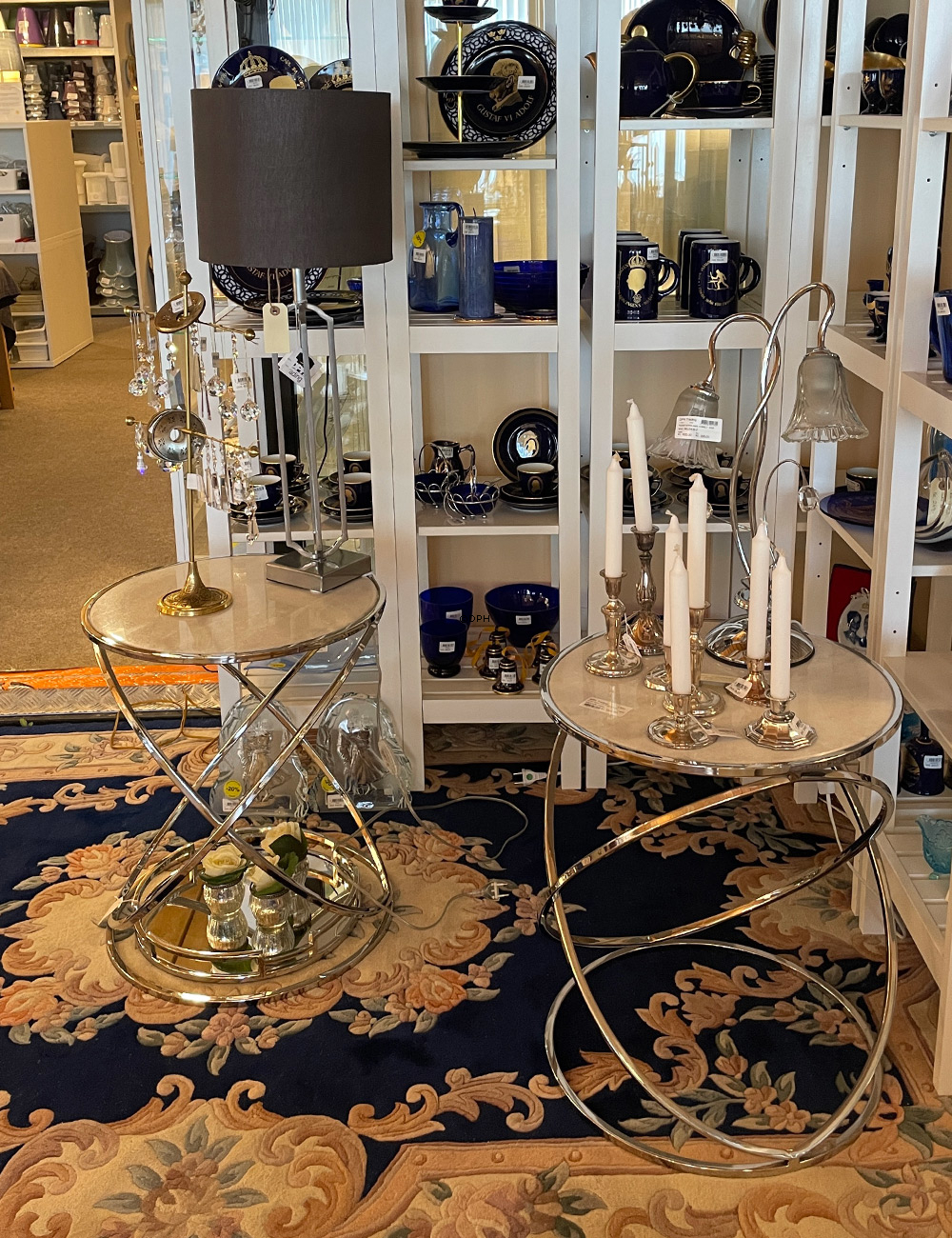 Rundt bord med bordplade af hvid sten